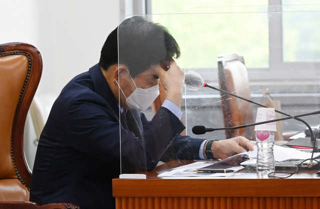 더불어민주당 김진표 부동산특위 위원장이 최근 국회에서 열린 공청회에 앞서 자료를 살펴보고 있다. 연합뉴스