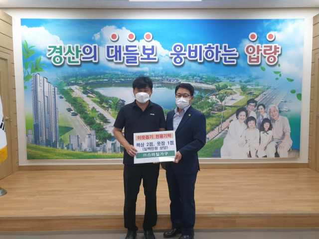 ㈜스마일가구(대표 김상철·왼쪽)는 14일 취약계층 아동·청소년들의 교육환경 개선을 위해 책상과 옷장 등 총 3점을 경산시 압량읍에 기탁했다.
