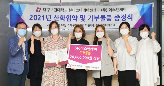 지난 10일 장상문 대구보건대 부총장(왼쪽 첫번 째)과 성기연 대표(왼쪽에서 네번 째), 김옥수 대표(오른쪽에서 세번 째)가 산학협약식과 기증식이 끝나고 기념촬영을 하고 있다. 대구보건대 제공