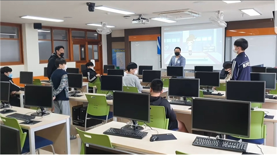 대구시복싱협회가 학남중학교를 찾아 스포츠폭력 예방교육을 진행하고 있다. 대구복싱협회 제공