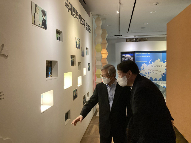 윤석열 전 검찰총장은 11일 서울 마포구 동교동 연세대 김대중 도서관을 방문했다. 이날 윤 전 총장은 김성재 김대중평화센터 상임이사 안내로 고(故) 김대중 전 대통령 관련 자료를 살펴본 뒤 김 이사로부터 김대중 정부의 정책 운용과 김 전 대통령 삶에 관한 설명을 들었다. 2021.6.15. 윤석열 전 검찰총장 측 제공