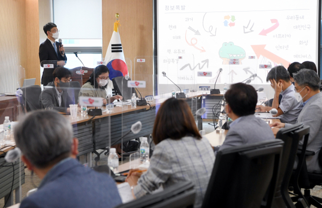 15일 경북도청에서 열린 신공항 연계 글로벌 뉴 플랜 전문가 자문회의에서 김민석 경북도 미래전략기획단장이 발표를 하고 있다. 경북도 제공
