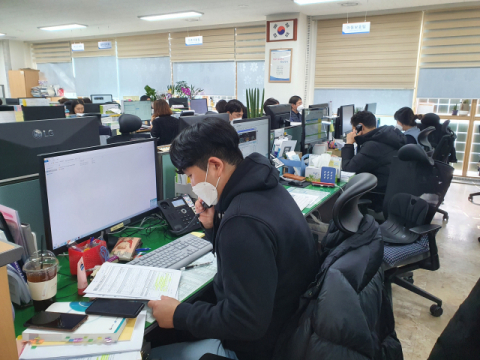 대구 달서구청의 한 아동학대 전담 공무원이 피해자에게 전화를 걸고 있다. 매일신문DB