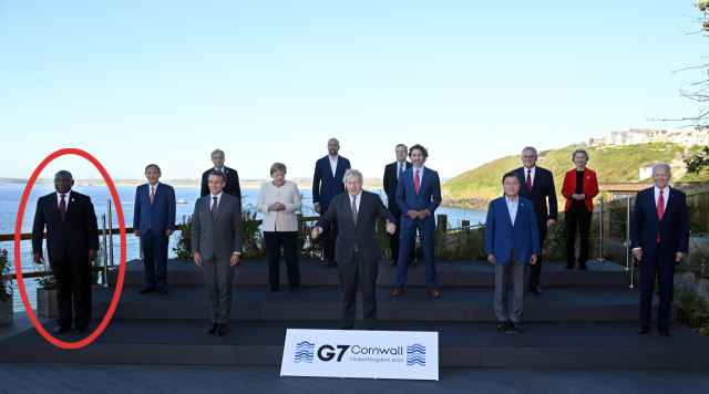 G7 정상회의 참석차 영국을 방문 중인 문재인 대통령이 12일(현지시간) 영국 콘월 카비스베이 양자회담장 앞에서 참가국 정상들과 기념사진을 촬영하고 있다. 앞줄 왼쪽부터 남아공 시릴 라마포사 대통령, 프랑스 에마뉘엘 마크롱 대통령, 영국 보리스 존슨 총리 , 문재인 대통령, 미국 조 바이든 미국 대통령. 두번째 줄 왼쪽부터 일본 스가 요시히데 총리, 독일 앙겔라 메르켈 총리, 캐나다 쥐스탱 트뤼도 총리, 호주 스콧 모리슨 총리. 세번째 줄 왼쪽부터 UN 안토니우 구테흐스 사무총장, 샤를 미셸 EU 정상회의 상임의장, 이탈리아 마리오 드라기 총리, 우르줄라 폰데어라이엔 EU 집행위원장. 연합뉴스