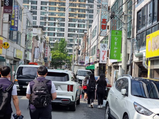 대구 북구 구암시장 인근 통학로에서 구암고등학교 학생들이 통행차량을 피해 하교하고 있다. 임재환 기자