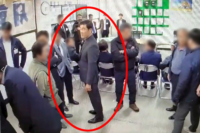 철거건물 붕괴참사가 발생한 광주 학동 4구역 재개발사업 업체 선정에 관여하고 이권에 개입했다는 의혹을 받는 문흥식 전 5·18구속부상자회장이 지난 13일 미국으로 출국했다. 참사 전반을 수사하는 경찰은 이날 문 전 회장이 철거공사업체 선정 과정에서 직간접적으로 개입한 정황을 포착하고 입건했다. 해외 출국 사실을 뒤늦게 파악한 경찰은 인터폴과 공조해 문 전 회장을 추적할 방침이다. 사진은 2018년 10월 학동4구역재개발사업조합 신임 집행부 선거장에 난입한 문 전 회장의 모습. 연합뉴스