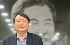 윤석열 전 검찰총장이 지난 11일 서울 마포구 동교동 연세대 김대중 도서관을 방문, 김성재 김대중 노벨평화상 기념관 이사장과 함께 전시물을 살펴본 뒤 기념촬영을 하고 있다. 연합뉴스