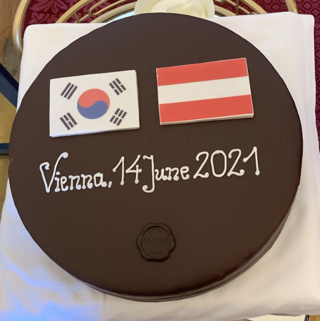 14일(현지시간) 빈 쇤부른궁에서 열린 제바스티안 쿠르츠 총리 초청 오찬에서 문재인 대통령 국빈방문을 기념해 후식으로 나온 한국과 오스트리아의 국기로 장식한 