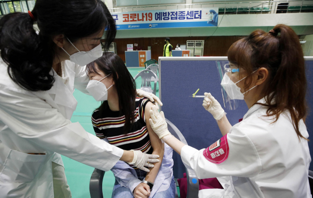 15일 오전 광주 북구 신종 코로나바이러스 감염증(코로나19) 화이자 백신 예방접종센터에서 보건소 의료진이 30세 미만 사회 필수인력 대상자들에게 접종하고 있다. 정부는 이날부터 오는 26일까지 30세 미만 경찰·소방 등 사회 필수인력과 어린이집·유치원·초등학교(1∼2학년) 교사, 돌봄 인력 등에 대해 접종을 한다고 발표했다. 연합뉴스