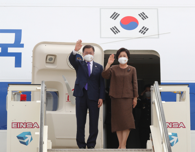 스페인을 국빈 방문한 문재인 대통령과 김정숙 여사가 15일(현지시간) 스페인 마드리드 바하라스 국제공항에 도착해 공군1호기에서 내리며 손을 흔들고 있다. 연합뉴스