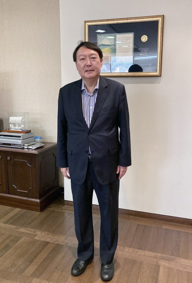 윤석열 전 검찰총장이 지난 11일 서울 마포구 동교동 연세대 김대중 도서관을 방문, 기념촬영을 하고 있다. 연합뉴스