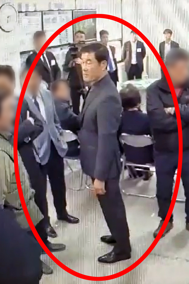 철거건물 붕괴참사가 발생한 광주 학동 4구역 재개발사업 업체 선정에 관여하고 이권에 개입했다는 의혹을 받는 문흥식 전 5·18구속부상자회장이 지난 13일 미국으로 출국했다. 참사 전반을 수사하는 경찰은 이날 문 전 회장이 철거공사업체 선정 과정에서 직간접적으로 개입한 정황을 포착하고 입건했다. 해외 출국 사실을 뒤늦게 파악한 경찰은 인터폴과 공조해 문 전 회장을 추적할 방침이다. 사진은 2018년 10월 학동4구역재개발사업조합 신임 집행부 선거장에 난입한 문 전 회장의 모습. 연합뉴스