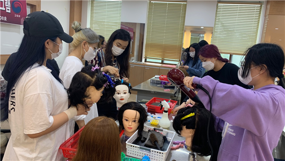 호산대 뷰티디자인과 학생들이 실습을 하고 있다. 호산대 제공