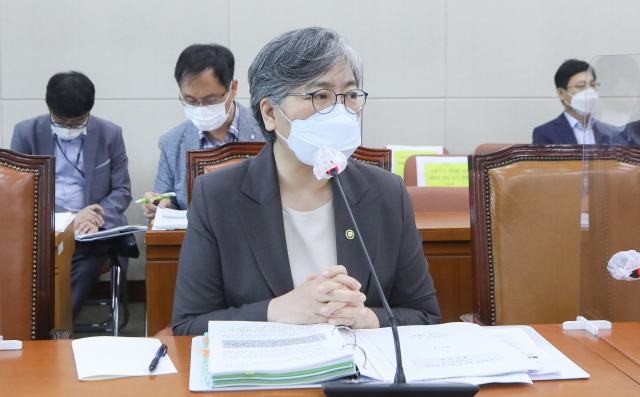 정은경 질병관리청장이 16일 오전 서울 여의도 국회에서 열린 보건복지위원회 전체회의에서 의원들의 질의에 답변하고 있다. 연합뉴스