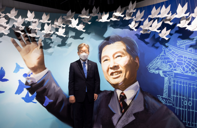 이재명 경기도지사가 6·15 남북공동선언 21주년인 15일 경기도 고양시 김대중 대통령 사저 기념관 내부를 둘러본 뒤 포토월에서 기념촬영하고 있다. 연합뉴스