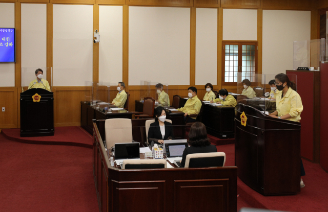 권영진 대구시장이 16일 대구시의회에서 열린 283회 정례회 본회의에서 화이자 백신 도입 논란에 대한 해명을 묻는 시정질문에 답하고 있다. 김영진 기자 kyjmaeil@imaeil.com