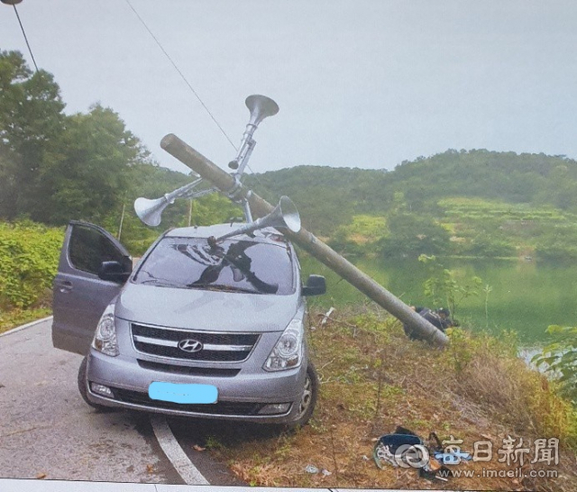 통신시설 설치작업 중 작업차량 위로 넘어진 전신주 모습. 독자 제공