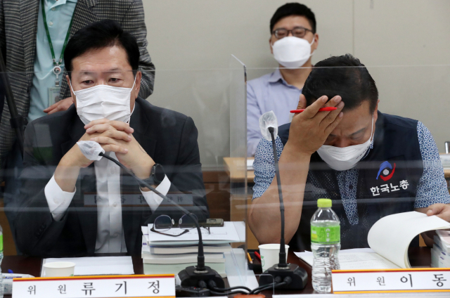 사용자위원인 한국경영자총협회 류기정 전무(왼쪽), 근로자위원인 이동호 한국노총 사무총장이 15일 오후 세종시 정부세종청사 최저임금위원회 회의실에서 열린 3차 전원회의에 참석해 박준식 위원장의 발언을 듣고 있다. 연합뉴스