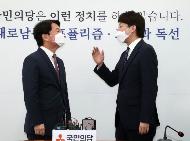 지난 16일 오후 서울 여의도 국회에서 국민의힘 이준석 당 대표가 취임 인사차 국민의당 안철수 당 대표를 만나 인사하고 있다. 연합뉴스