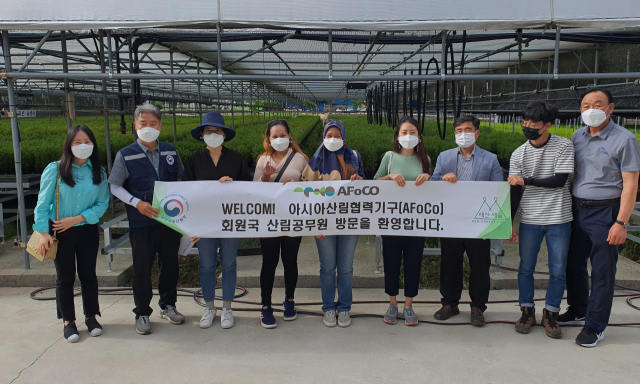 아시아산림협력기구에서 연수중인 회원국 공무원들이 남부산림청을 찾아 산불피해지 조림과 산림사업, 스마트 양묘장, 숲가꾸기 등 모범 현장을 살펴보고 정보를 교환했다. 남부지방산림청 제공