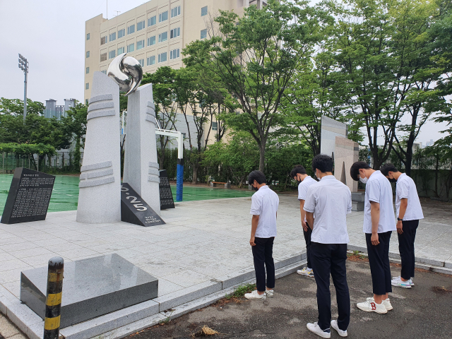 교내 6·25 학도의용군 기념탑에서 참배하고 있는 대구공고 재학생들 모습. 대구시교육청 제공※