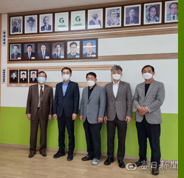 역대 명예하양읍장들이 김흥수 읍장과 함께 하양읍행정복지센터에 마련된 역대 읍장과 명예읍장 인물 사진 앞에서 기념사진을 촬영했다. 하양읍 제공