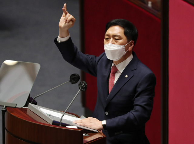 국민의힘 김기현 원내대표가 17일 서울 여의도 국회에서 열린 본회의에서 교섭단체 대표연설을 하고 있다. 연합뉴스