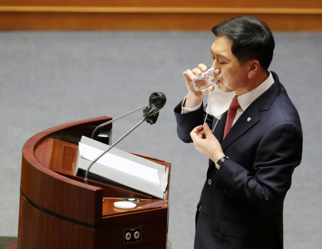 국민의힘 김기현 원내대표가 17일 오전 국회 본회의에서 열린 교섭단체 대표연설 도중 물을 마시고 있다. 김 원내대표는