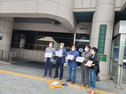 수성남부선 지상철 추진위원회 측이 지난 16일 대구시청을 방문, 수성남부선 건설을 촉구하는 민원을 제출했다. 수성남부선 지상철 추진위원회 제공.