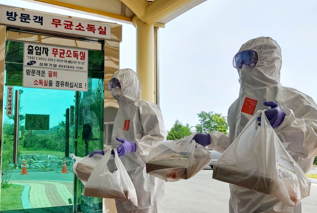 육군 제50보병사단 팔공산여단 장병들이 생활치료센터 입소 환자들에게 도시락을 전달하고 있다. 육군 제 50보병사단 제공