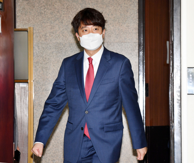 국민의힘 이준석 당 대표가 취임 인사차 17일 오후 국회 본관 정의당 여영국 당대표 회의실로 향하고 있다. 연합뉴스
