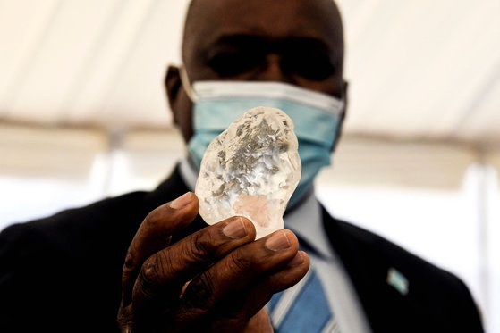 모크위치 마시시 보츠와나 대통령이 이번에 채굴된 1098캐럿 다이아몬드를 들어보이고 있다. AFP=연합뉴스