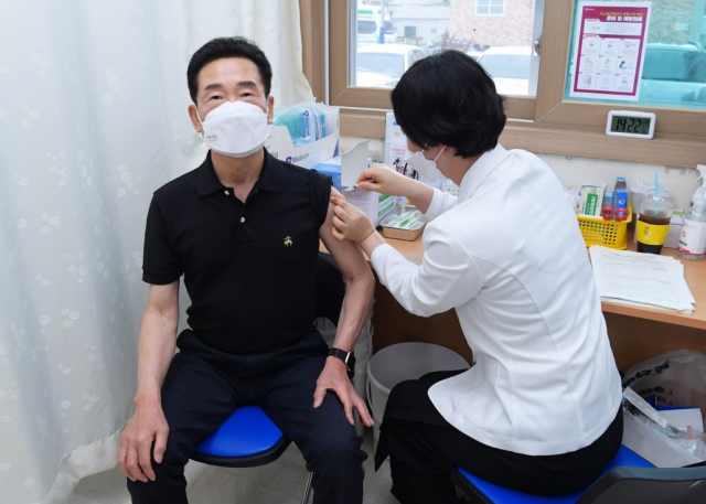 최기문 영천시장이 시보건소에서 코로나19 백신 2차 접종을 받고 있다. 영천시 제공