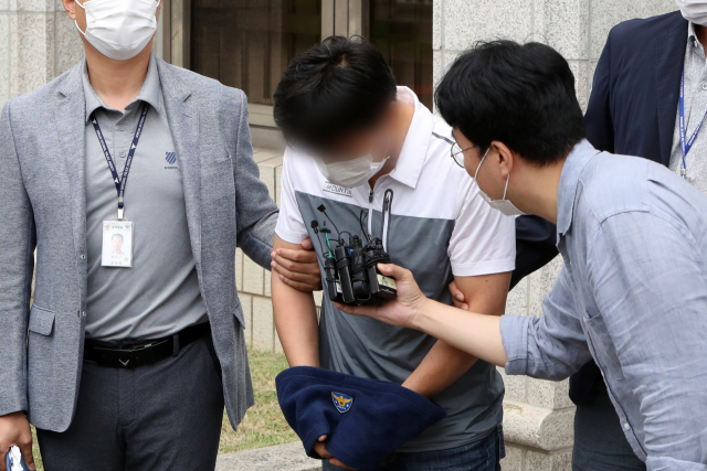 17명의 사상자가 발생한 철거건물 붕괴참사의 공사를 맡았던 굴착기 기사(불법 재하도급 업체 대표)가 17일 오전 광주지방법원에서 열린 구속 전 피의자 심문(영장실질심사)에 출석한 뒤 기자들 앞에서 고개 숙이고 있다. 경찰은 학동 4구역 재개발 사업지에서 법규를 무시하고 철거 공사를 강행해 인명피해 사고를 낸 혐의(업무상 과실 치사상) 등으로 굴착기 기사, 현장 관리자(하도급 업체 관계자) 등에 대해 사전구속영장을 신청했다. 연합뉴스