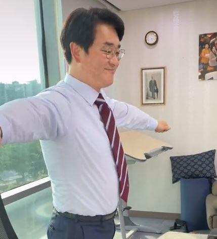 박용진 더불어민주당 의원이 브레이브걸스의 노래