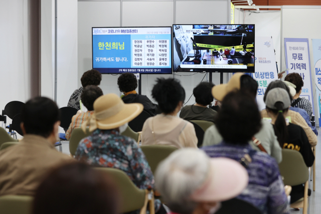 국내 신종 코로나바이러스 감염증(코로나19) 백신 1차 접종자가 1천400만명을 돌파한 17일 서울 영등포구 영등포아트홀에 마련된 코로나19 예방접종센터에 백신 접종을 마친 시민들이 이상 반응 확인 및 예방접종증명서를 받기 위해 대기하고 있다. 연합뉴스