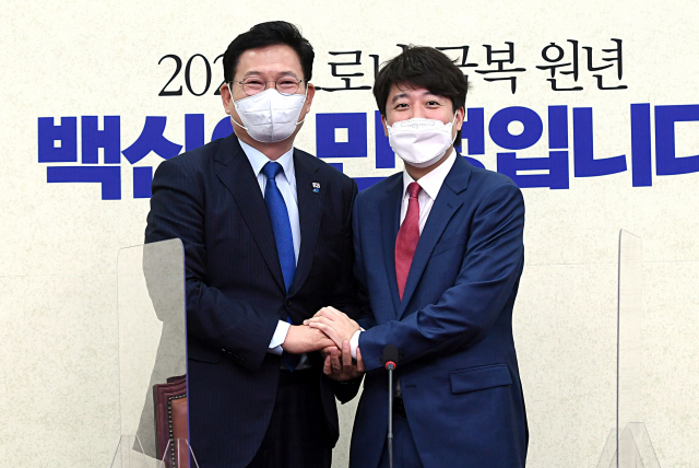 국민의힘 이준석 대표가 17일 서울 여의도 국회에서 더불어민주당 송영길 대표를 예방, 기념촬영을 하고 있다. 연합뉴스