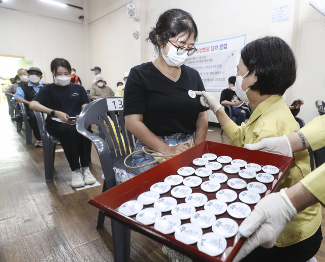 서은숙 부산진구청장이 16일 오전 부산 부산진구 코로나19 예방접종센터에서 2차 접종을 마친 시민에게 