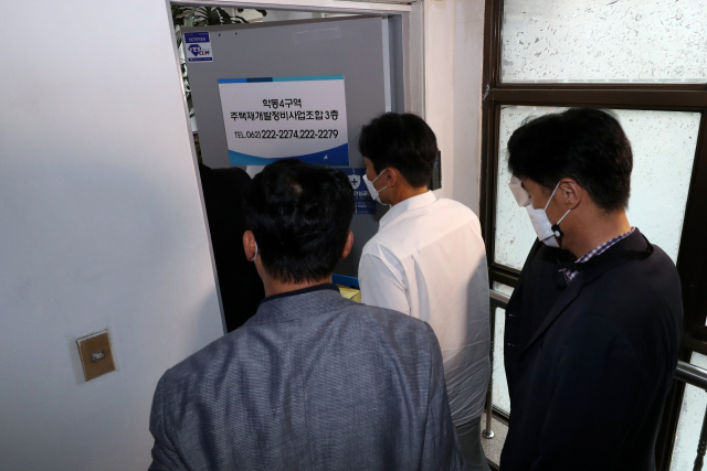 17명의 사상자를 낸 철거건물 붕괴참사를 수사 중인 경찰이 18일 오전 광주 동구 학동 4구역 재개발사업조합 사무실에서 압수수색영장을 집행하고 있다. 경찰은 참사로 귀결된 재개발 사업지 철거공사 불법 재하도급의 계약 관계를 들여다보기 위해 이날 조합사무실 등 10여 곳을 추가로 압수수색했다. 연합뉴스