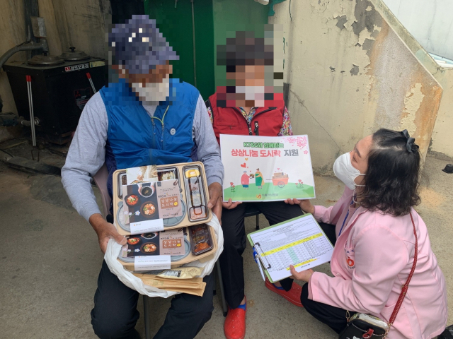 경북 김천시는 지난 16일부터 취약계층 치매 노인 7가구 10명에게 김천시지역사회보장협의체를 통해 KT＆G 김천공장과 연계해 도시락을 4회 무료로 전달한다. 김천시 제공