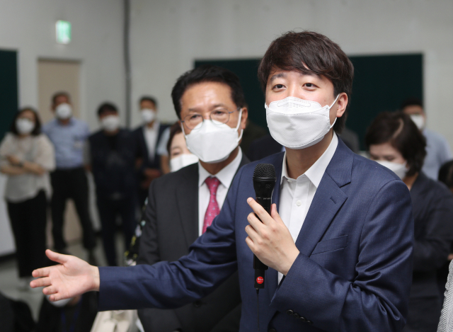국민의힘 이준석 대표가 18일 오전 전북 군산시 소룡동 전기차 생산 업체인 명신 군산공장에서 전기차 산업에 대한 질문을 하고 있다. 연합뉴스