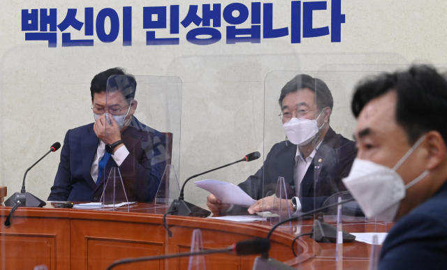 더불어민주당 윤호중 원내대표(가운데)가 18일 서울 여의도 국회에서 열린 최고위원회의에서 발언하고 있다. 연합뉴스