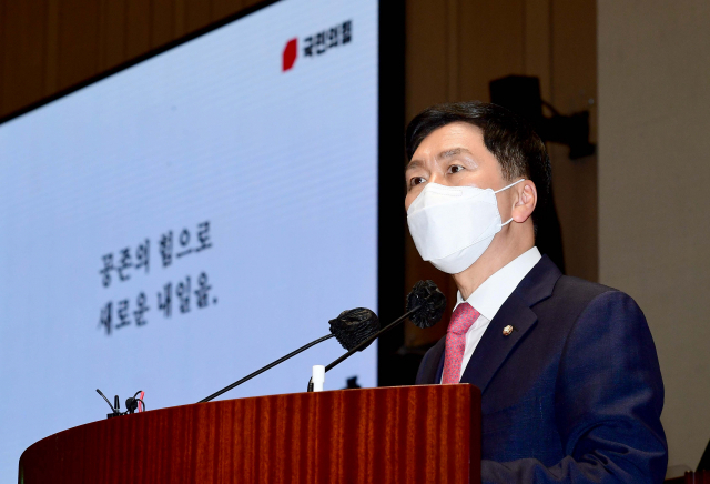 국민의힘 김기현 원내대표가 17일 서울 여의도 국회에서 열린 의원총회에서 발언하고 있다. 연합뉴스
