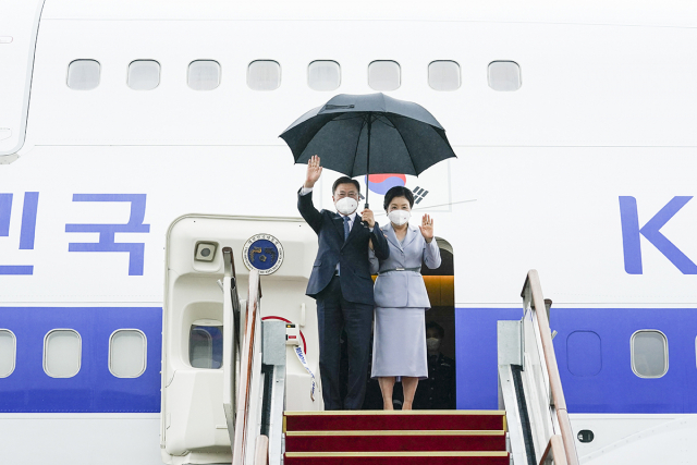 영국 G7 정상회의와 오스트리아, 스페인 국빈 방문을 마친 문재인 대통령과 김정숙 여사가 18일 경기도 성남시 서울공항에 도착, 손을 흔들고 있다. 2021.06.18. 청와대 제공