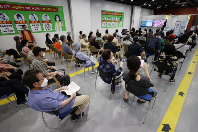 기사 내용과 무관한 자료사진. 지난 17일 서울 영등포구 영등포아트홀에 마련된 코로나19 예방접종센터에 백신 접종을 마친 시민들이 이상 반응 확인 및 예방접종증명서를 받기 위해 대기하고 있다. 연합뉴스