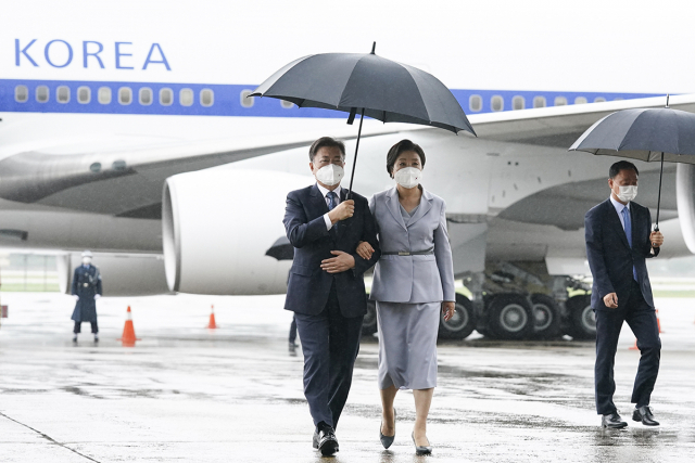 영국 G7 정상회의와 오스트리아, 스페인 국빈 방문을 마친 문재인 대통령과 김정숙 여사가 18일 경기도 성남시 서울공항에 도착, 전용기에서 내리고 있다. 2021.06.18. 청와대 제공