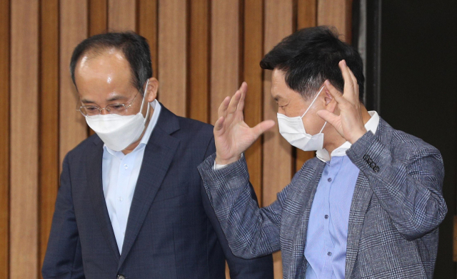 국민의힘 김기현 원내대표(오른쪽)와 추경호 원내수석부대표가 15일 서울 여의도 국회에서 열린 원내대책회의에 참석하고 있다. 연합뉴스