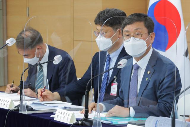 안도걸 기획재정부 2차관이 18일 오후 정부서울청사에서 2020년 공공기관 경영실적 평가 결과 브리핑을 하고 있다. 왼쪽부터 이상철 감사평가 단장, 최현선 준정부기관 평가단장, 안도걸 기획재정부 2차관. 연합뉴스