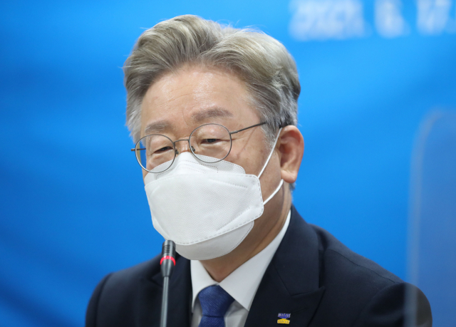 이재명 경기지사가 17일 오전 경남 창원시 의창구 경남도청에서 열린