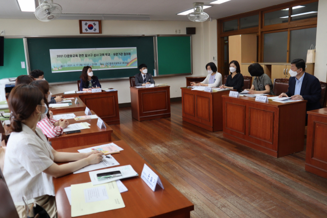 대구시교육청과 대구 달서구 성서 지역 학교, 다문화 관련 업무를 하는 기관들이 다문화 학생 지원을 위한 협의체를 구성, 17일 파호초교에서 협의회를 열었다. 대구시교육청 제공
